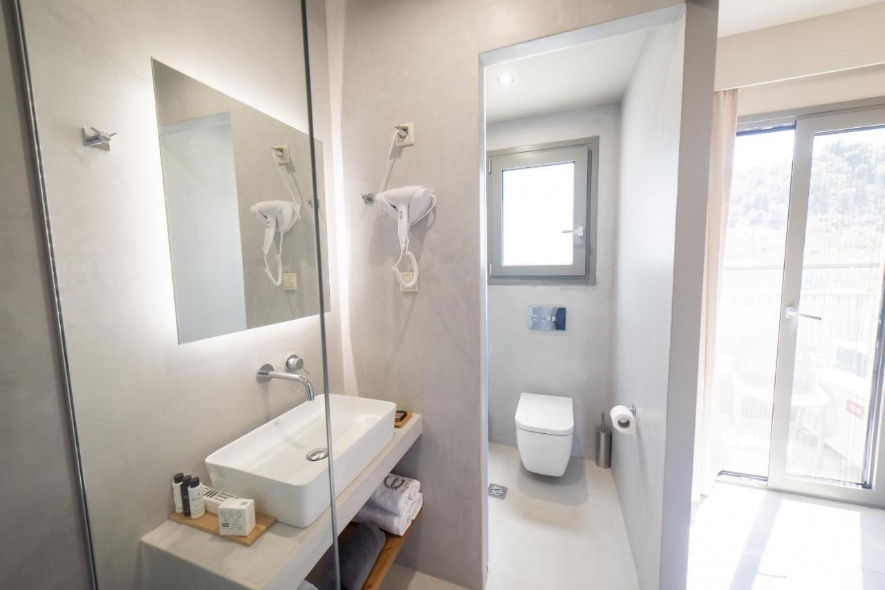Theros Aparthotel Dhiminio