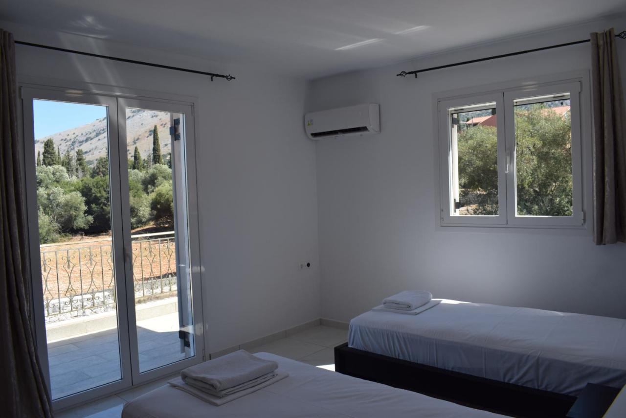 Apartment Black & White Divarata