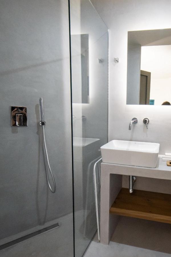 Theros Aparthotel