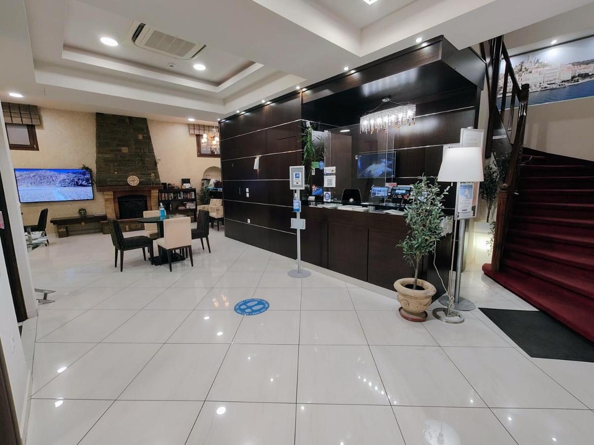 The Manessi Boutique 3*