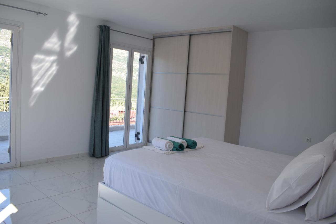 Apartment Black & White Divarata