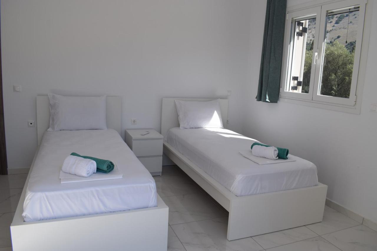 Black & White Apartment Divarata