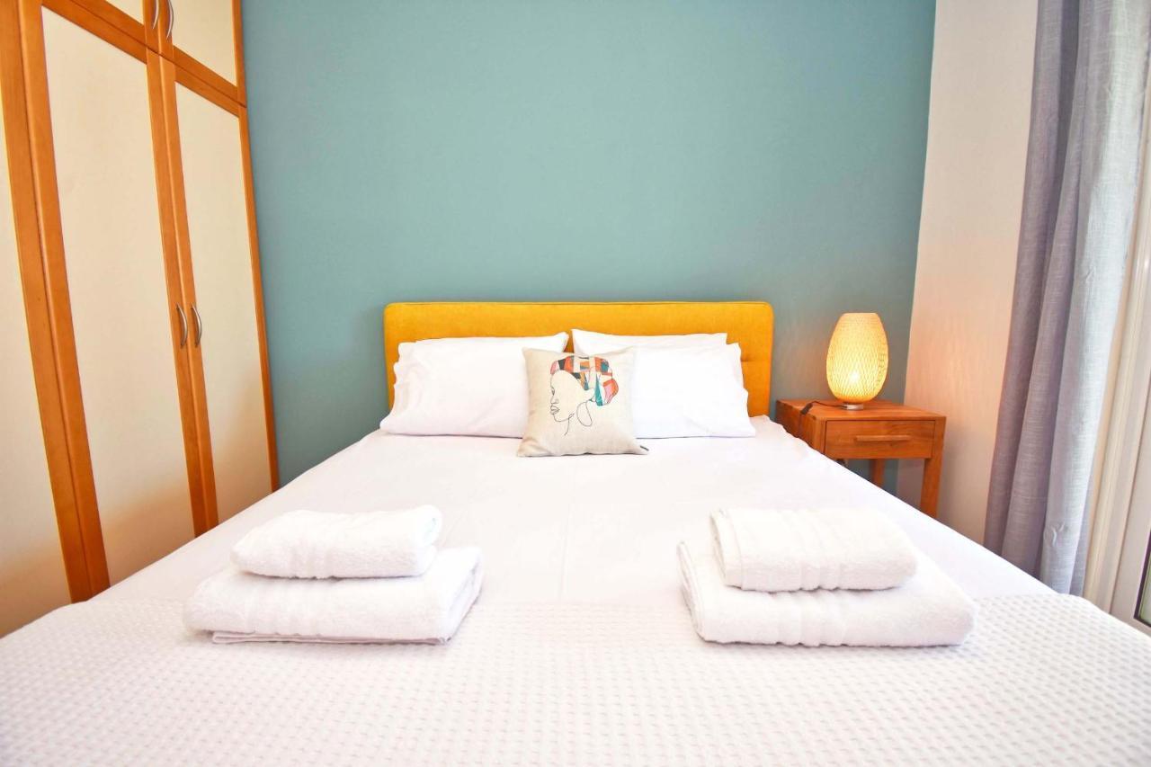 Pebbles And Sea At With Shared Pool Apartment *
