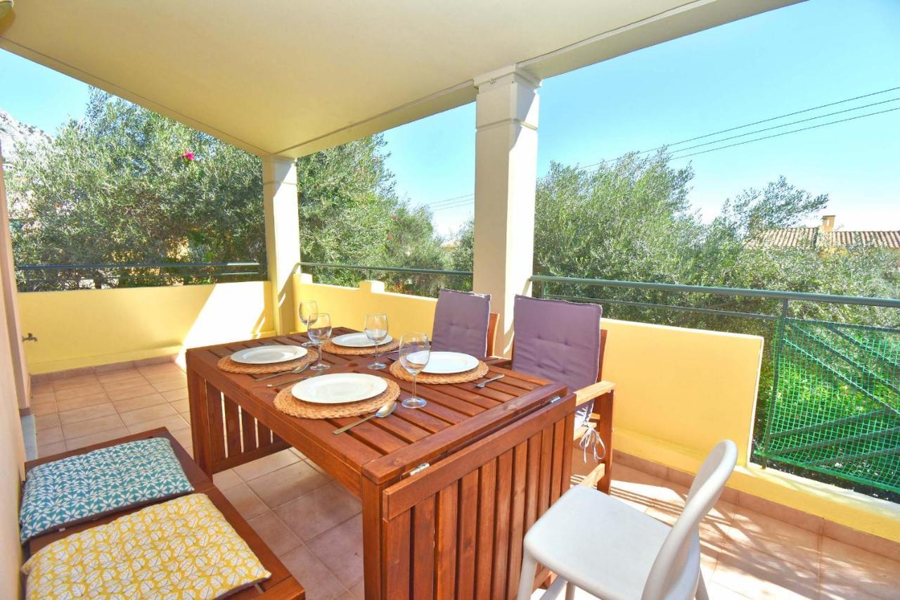 Apartment Pebbles And Sea At With Shared Pool Barbati