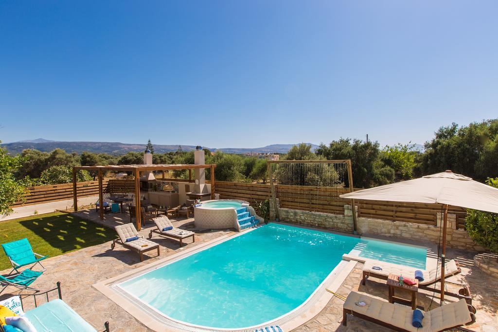 Aestas Residence, Refined Summer Retreat With Pool, By Thinkvilla Villa