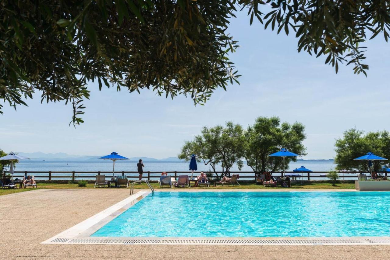 Apartment Pebbles And Sea At With Shared Pool Barbati