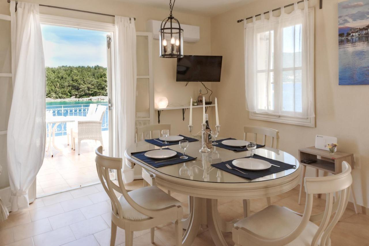 Captain's Quarters At Fiscardo Waterfront-feel The Breeze Apartment