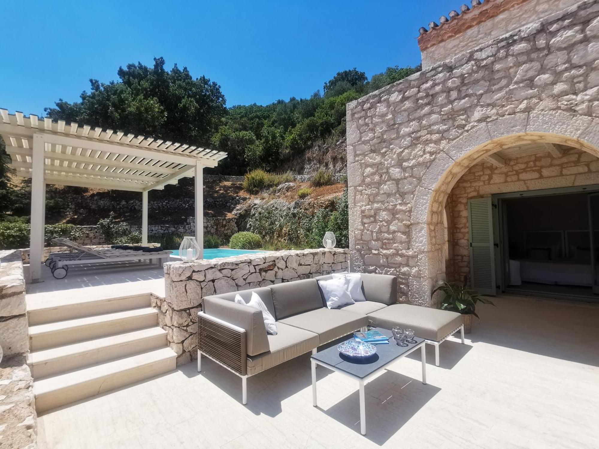 Urania Luxury Villa *