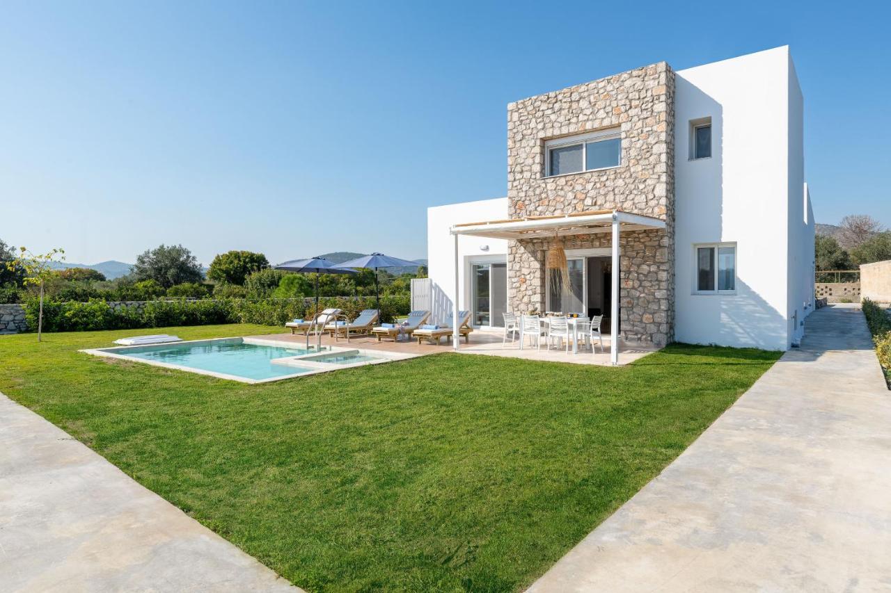 New Brand Villas: Beachside Retreat With And Heated Pool *