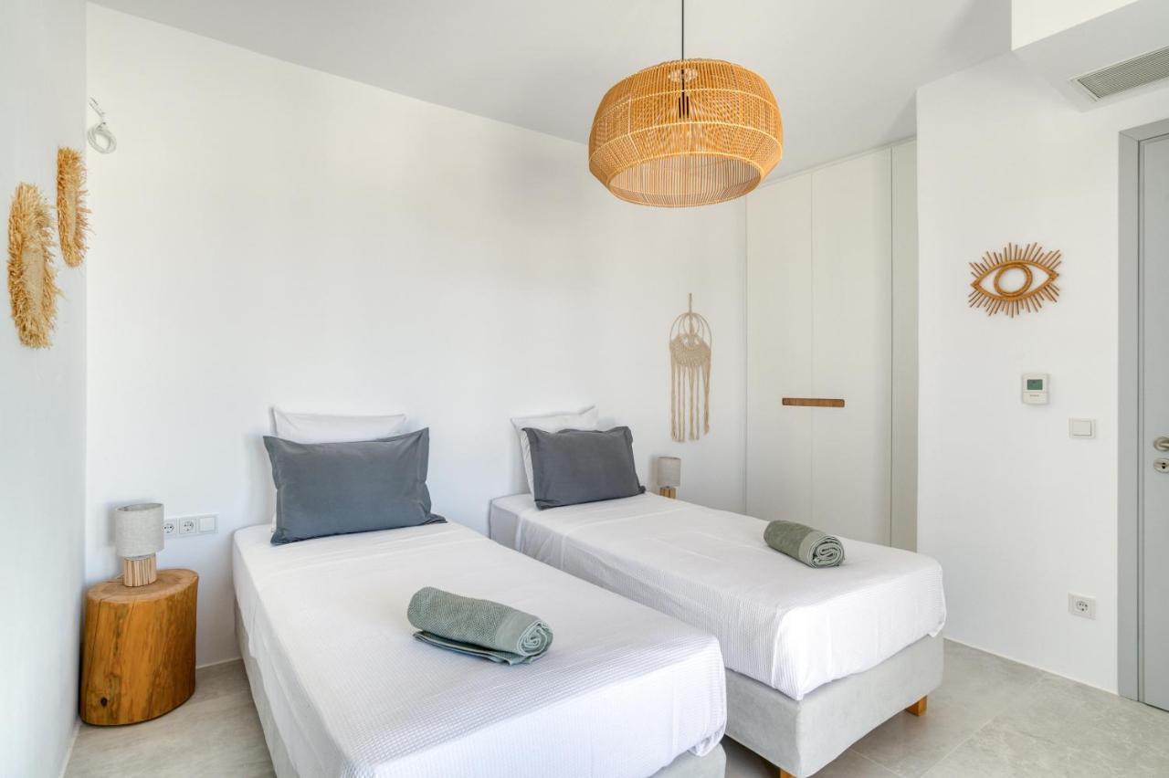 Yαlάzιοs - Jacuzzi & Gym Villa Isterni (Paros)