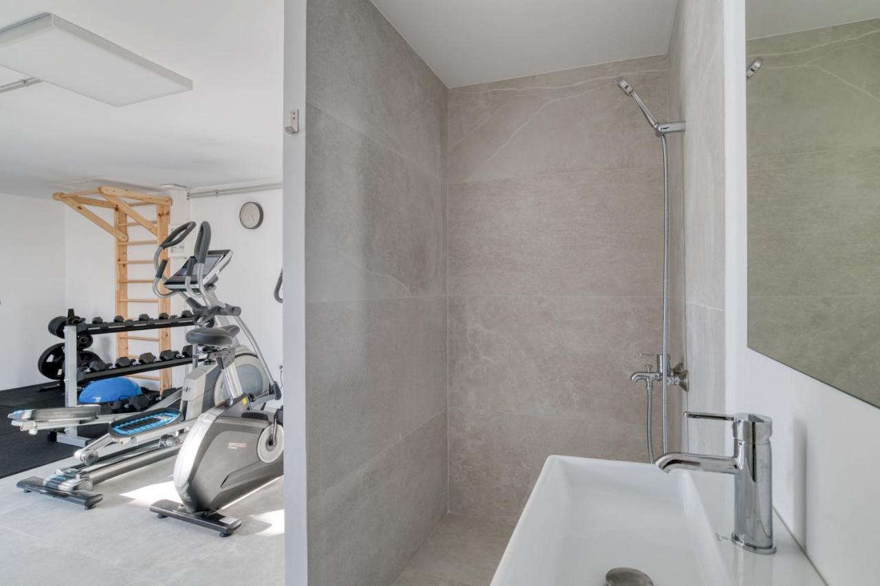 Yαlάzιοs - Jacuzzi & Gym Villa Isterni (Paros)