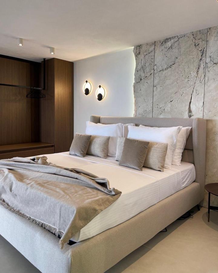 Mystique Luxury Achlia