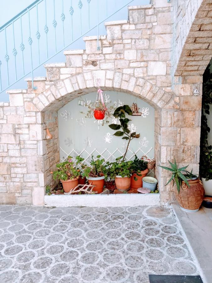 πέτρινο στη θάλασσα Nafpaktos