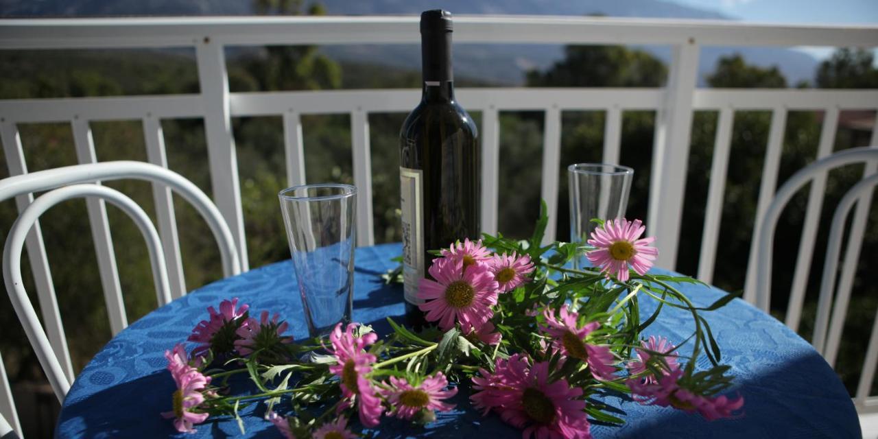 Blue White Apartments - Kefallonia Poolside Retreats Aparthotel
