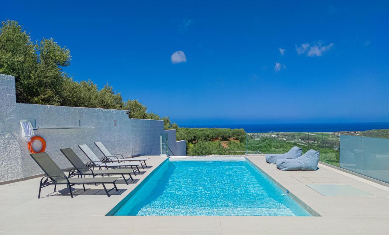 Modern With Infinity Pool Close To The Sea