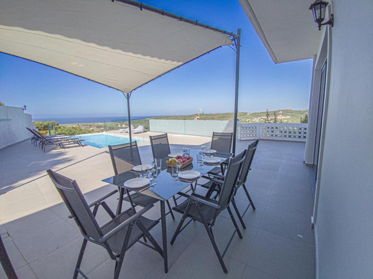 Villa Modern With Infinity Pool Close To The Sea