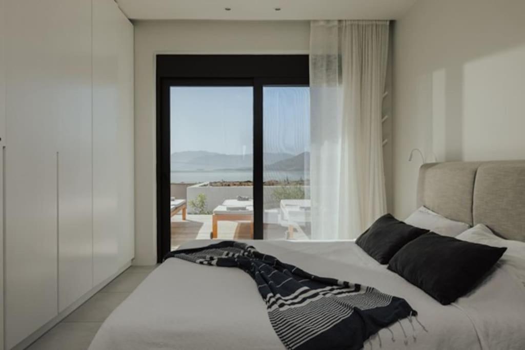 Villa Dimi Private Pool, Sea View & 3 Bedrooms *