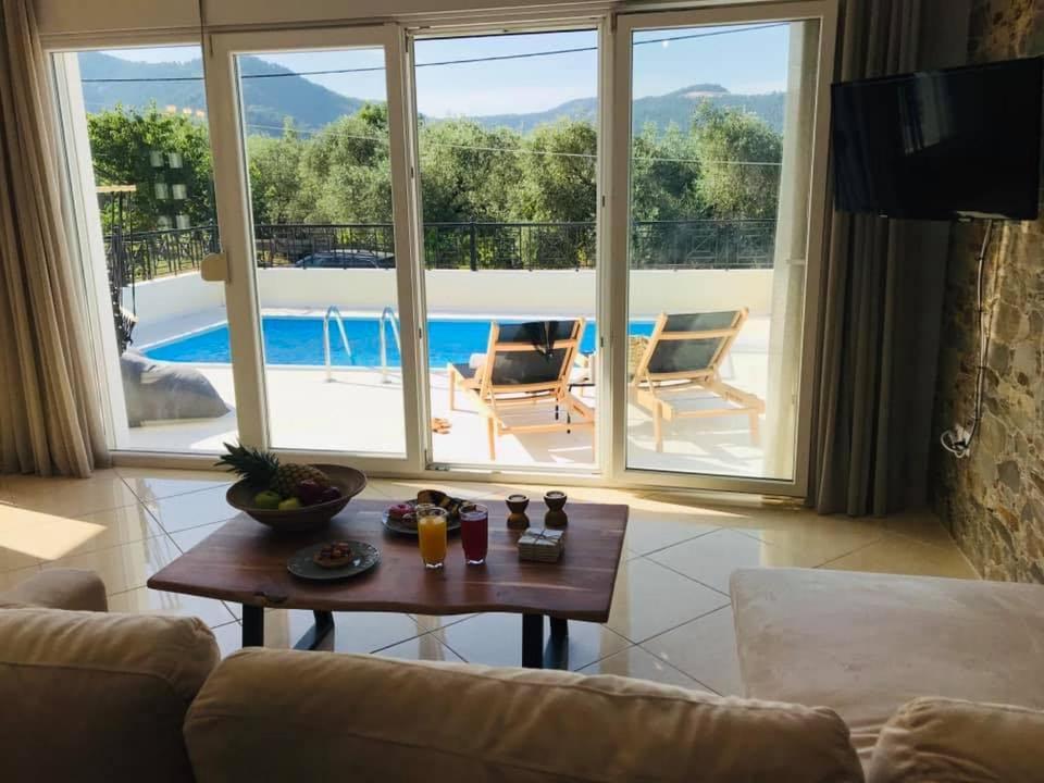 Arsenoi's Pool Villa *