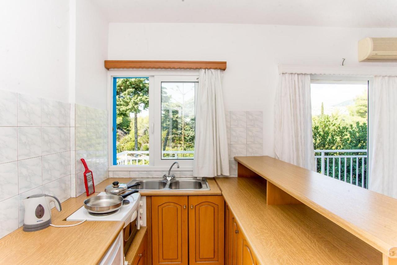 Blue White Apartments - Kefallonia Poolside Retreats