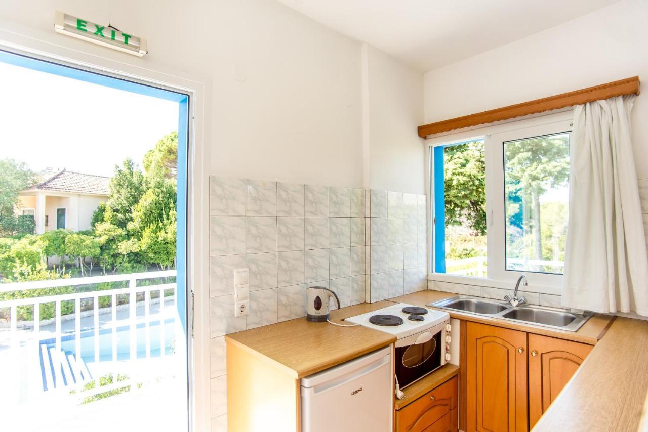 Blue White Apartments - Kefallonia Poolside Retreats Aparthotel