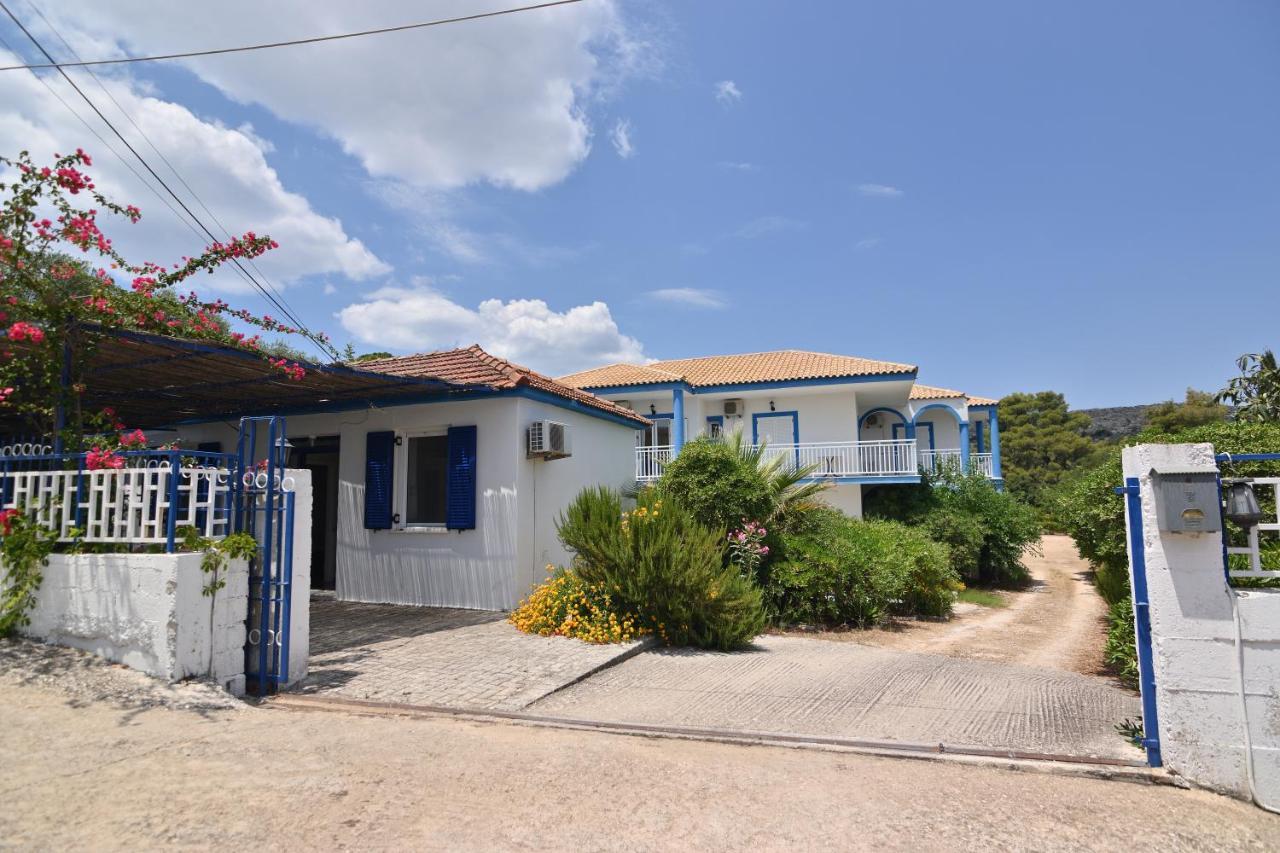 Blue White Apartments - Kefallonia Poolside Retreats 3*
