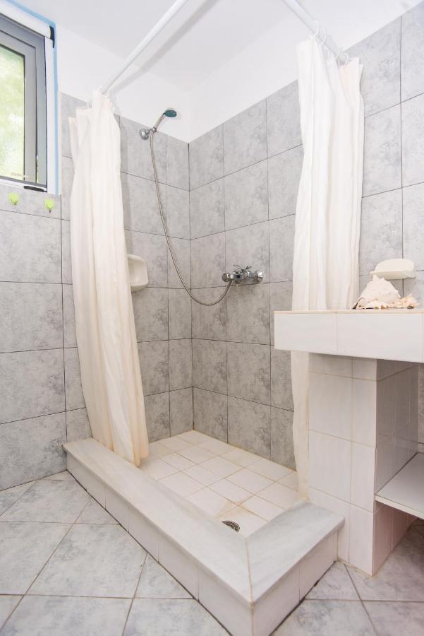Blue White Apartments - Kefallonia Poolside Retreats
