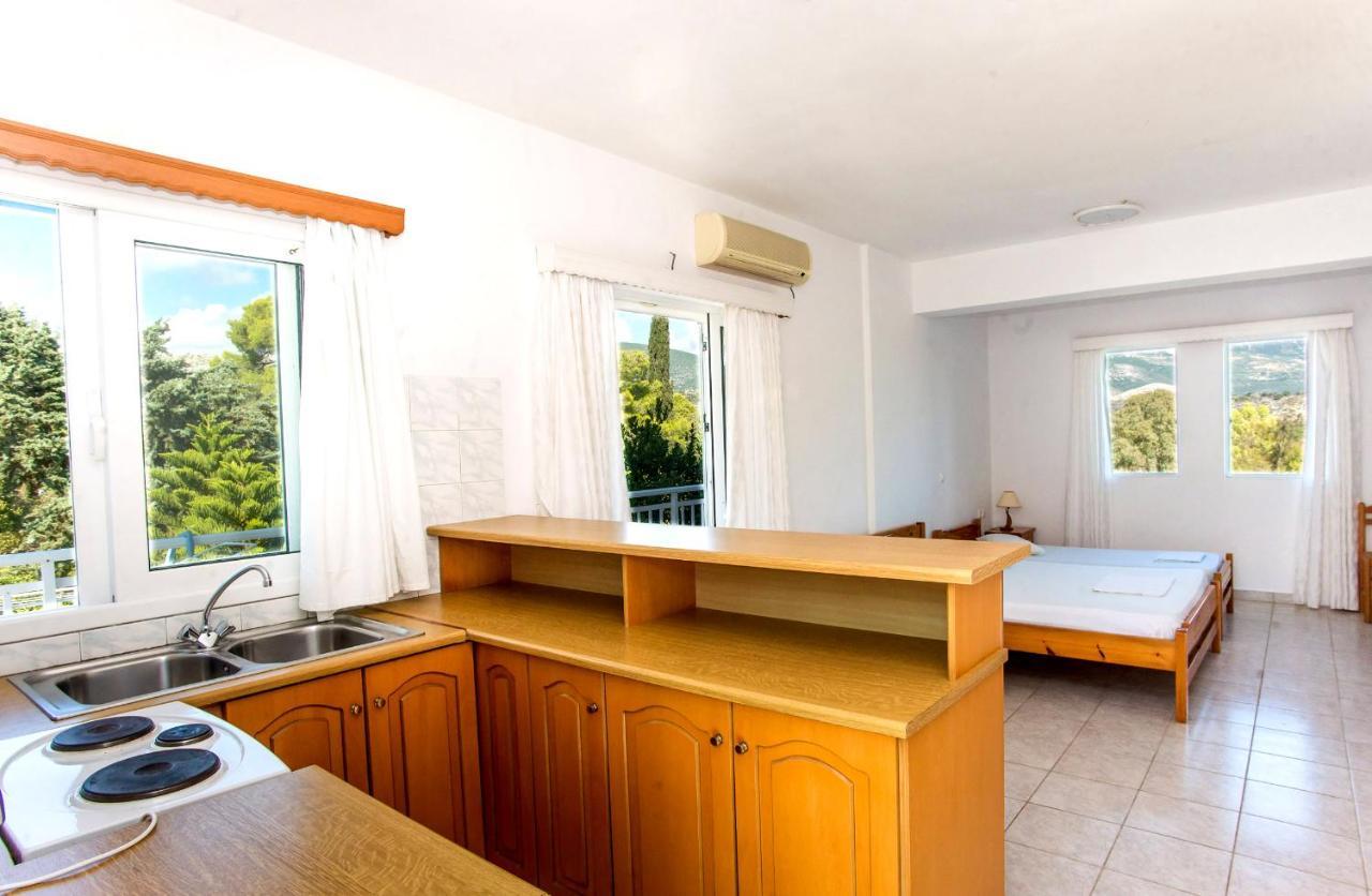 Blue White Apartments - Kefallonia Poolside Retreats Aparthotel