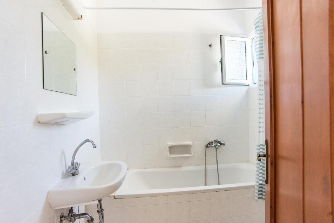 Blue White Apartments - Kefallonia Poolside Retreats