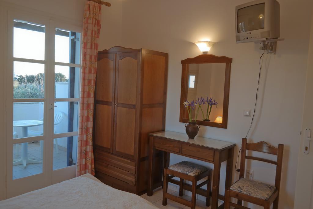 Mina's In Naxos Island 2*