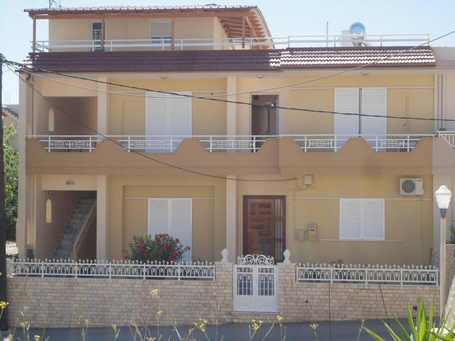 Beautiful With 3 Bedrooms Apartment *