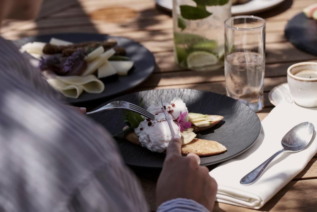 Yria Island Boutique & 5* Parasporos