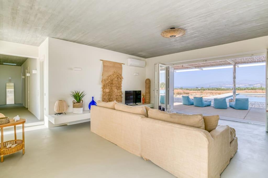 Lampsi - Spacious & Modern Villa Isterni (Paros)