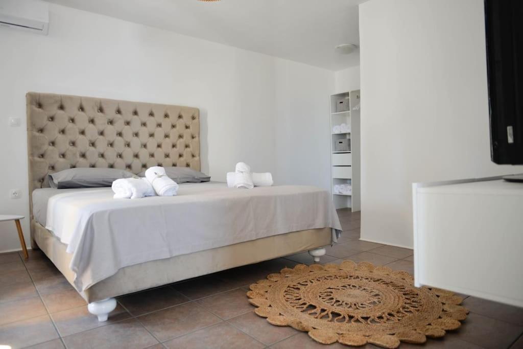 Uppolis με θέα τα νησιά Ano Syros
