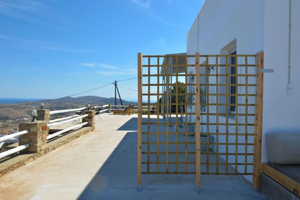 Uppolis με θέα τα νησιά Ano Syros