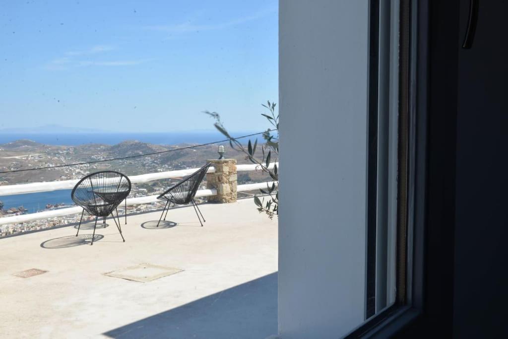 Uppolis με θέα τα νησιά Ano Syros