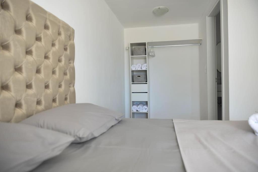 Uppolis με θέα τα νησιά * Ano Syros