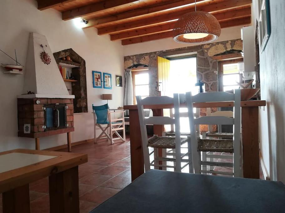 The Yellow Boat House Apartment Klima (Milos)