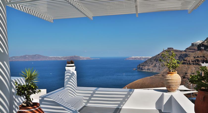 Villa Trieris & Fira (Santorini)