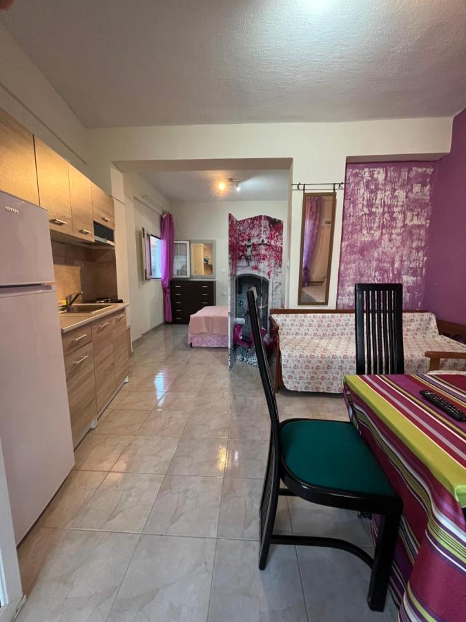 Leonidas Koutsoupia Apartment *