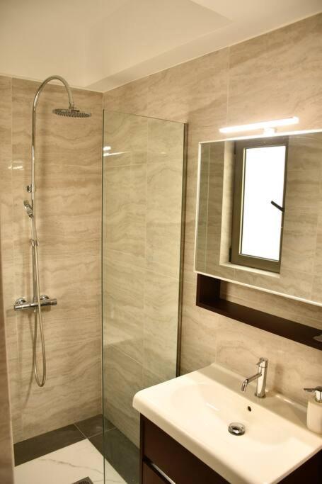 Spacious & Minimal Near Airport Peania Coniann Filoxenia Apartment *