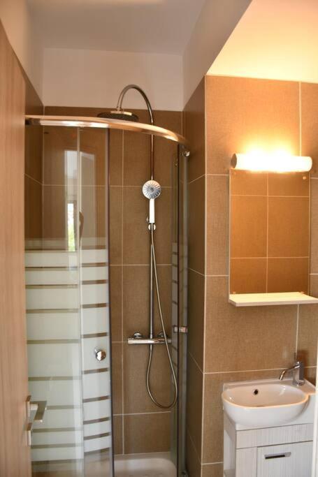 Spacious & Minimal Near Airport Peania Coniann Filoxenia Apartment *