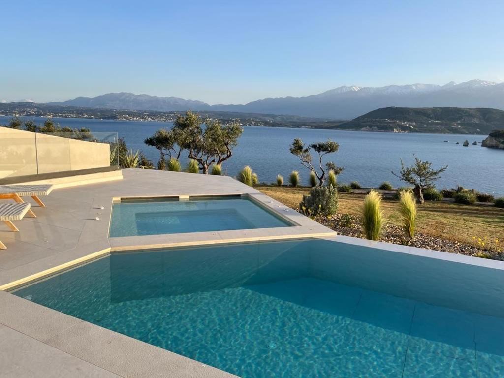 Vicky's Island View Villa *