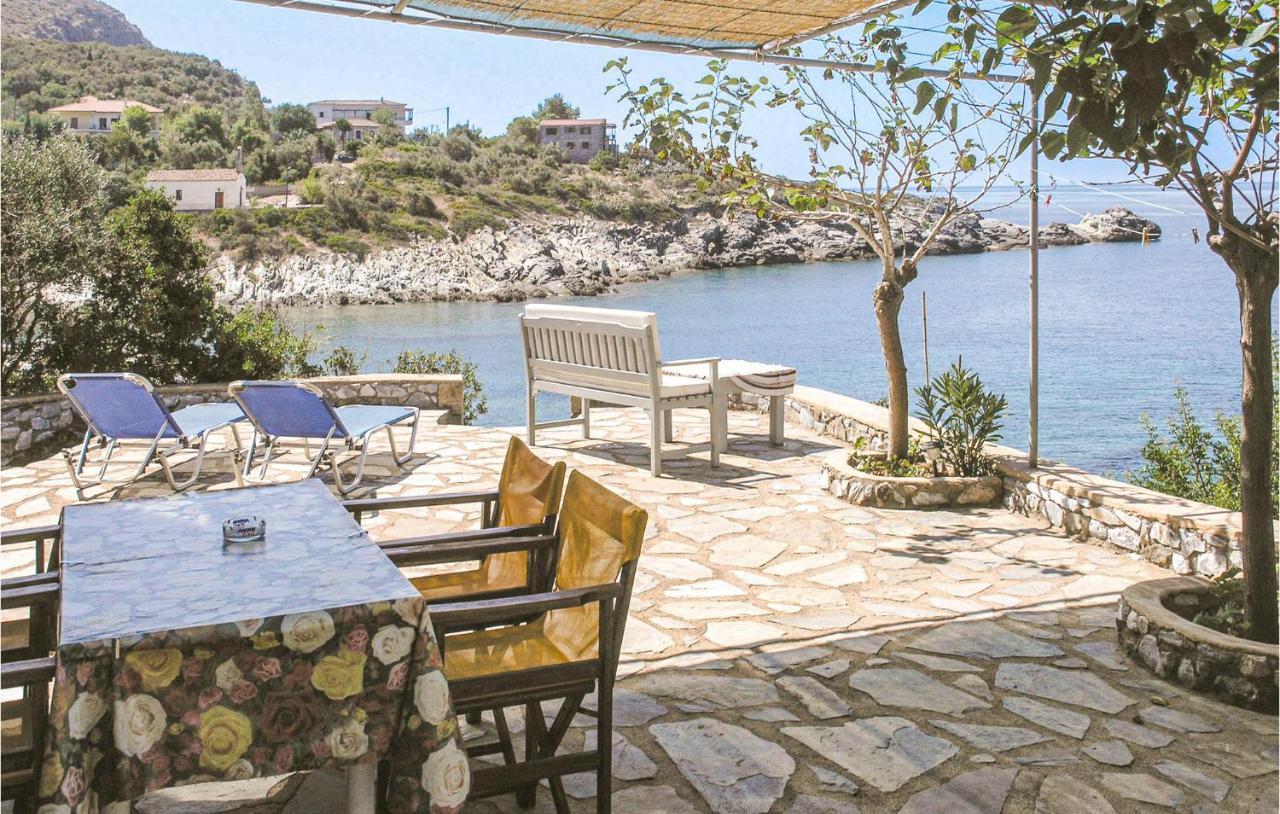 In Aghios Dimitris-m, With Wifi * Riglia