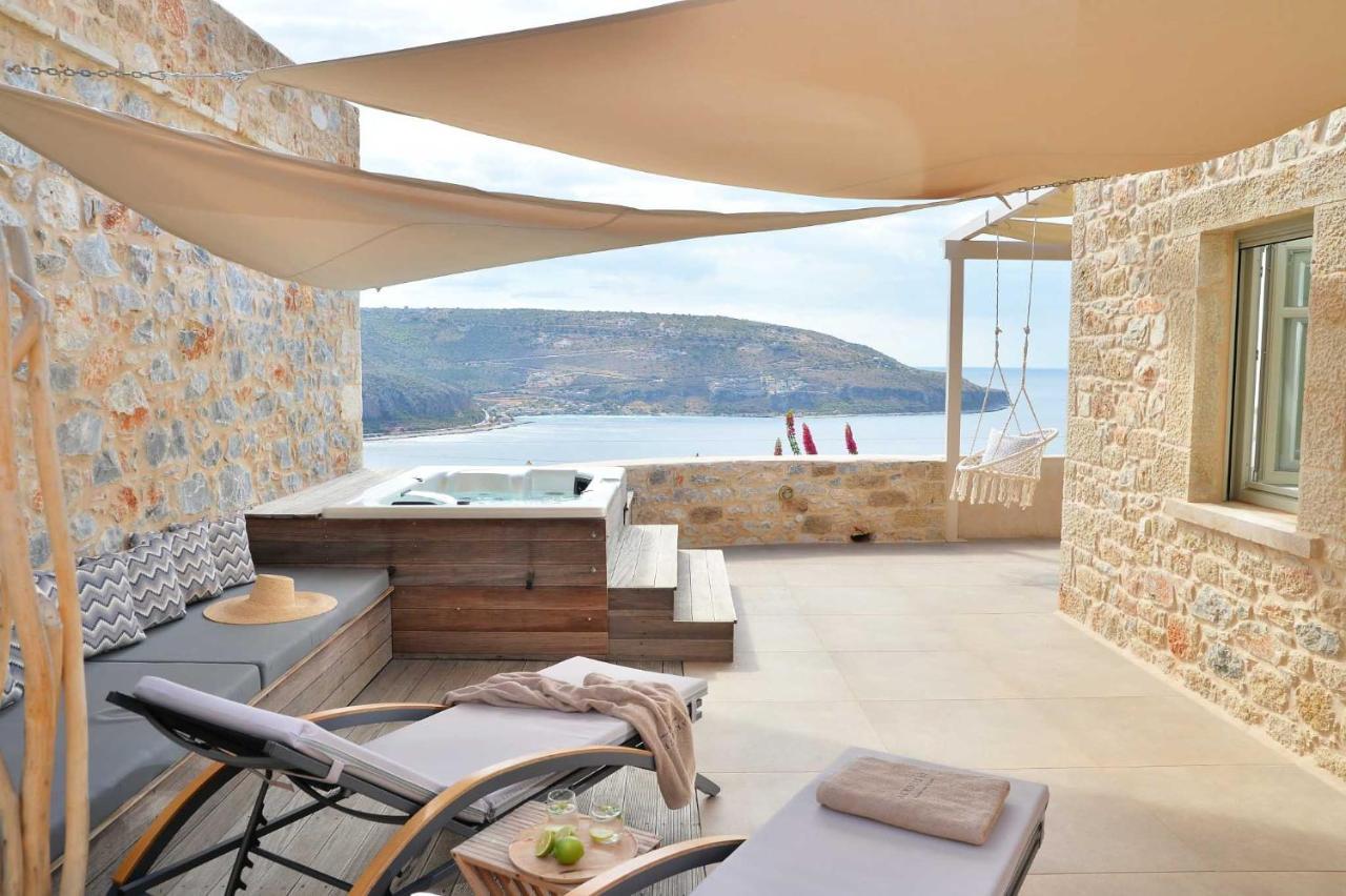 Akrolithi Boutique & Oitilon