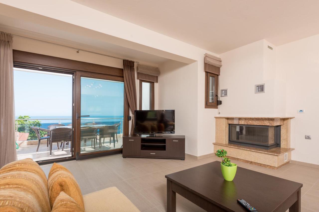 Mond Sea View Apartment Koinira