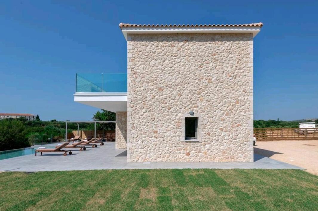 Kefalonia Stone - Petros Kefalonica Trapezaki (Kefalonia)