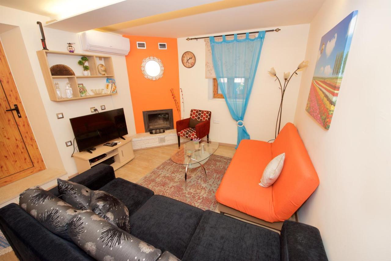 Apartment Makrades 2 *