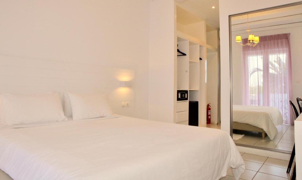 Nicolas Aparthotel 3*