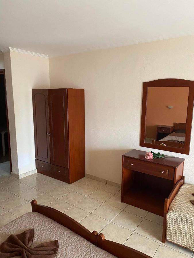 Manos Hotel *
