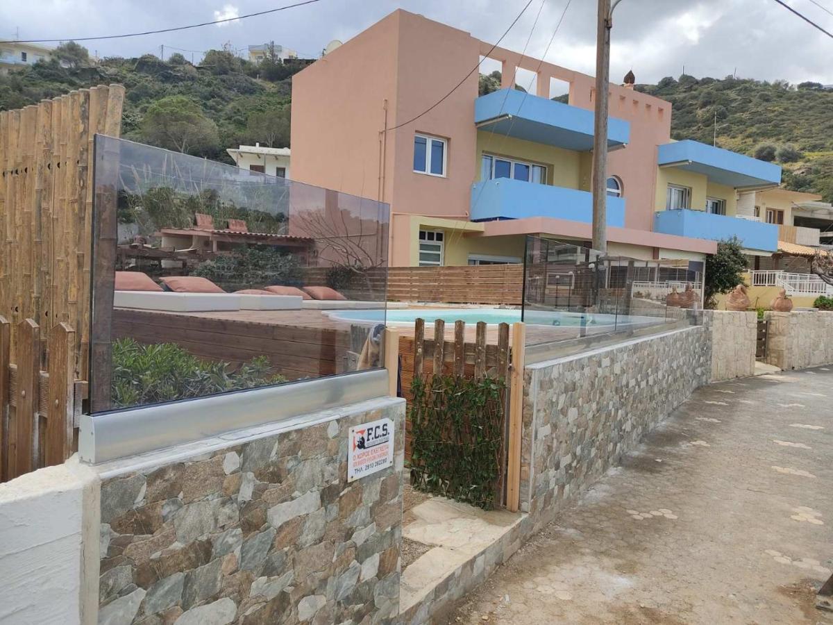 Villa Front With Swimming Pool *